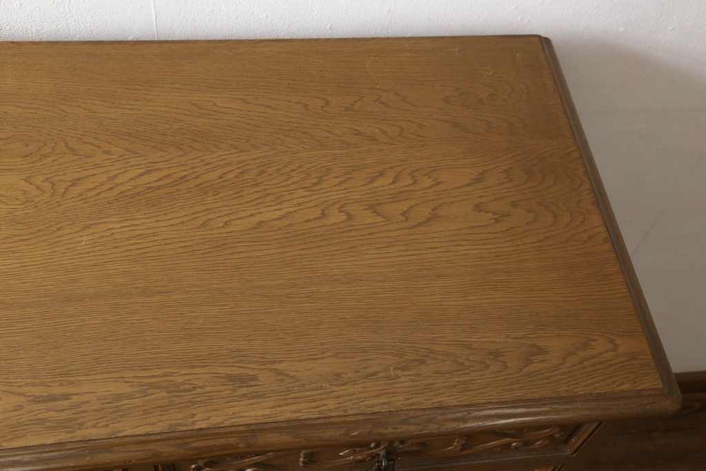 中古　美品　神戸洋家具老舗たかねや製　植物モチーフの彫刻と凝った引き手のデザインが美しいチェスト(引き出し、衣装箪笥、洋服タンス、整理タンス)(R-060571)