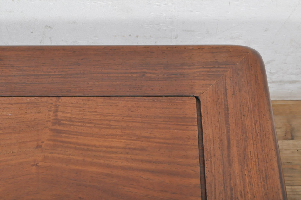 和製ビンテージ　国産　職人手作り　指物工芸家具　総紫檀(シタン)材　丸みを帯びた脚のデザインが柔らかな印象を与える座卓(ローテーブル、センターテーブル、ヴィンテージ)(R-071877)