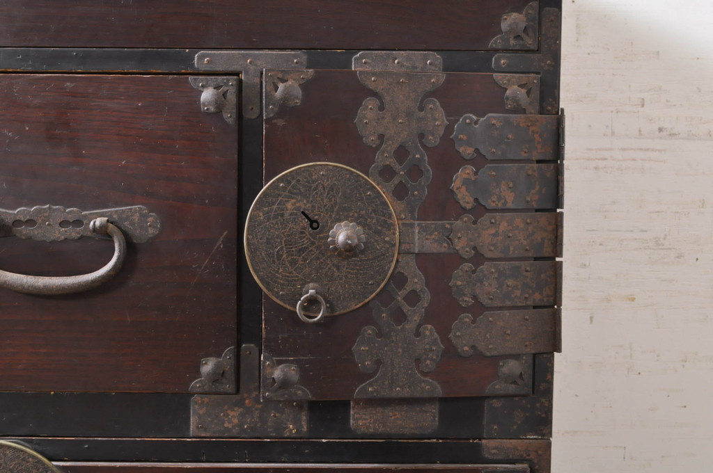 和製アンティーク　前面栗材　漆塗り　趣のある佇まいが魅力的な会津箪笥(和たんす、時代箪笥、収納箪笥、衣装箪笥、引き出し、重ねタンス)(R-071883)