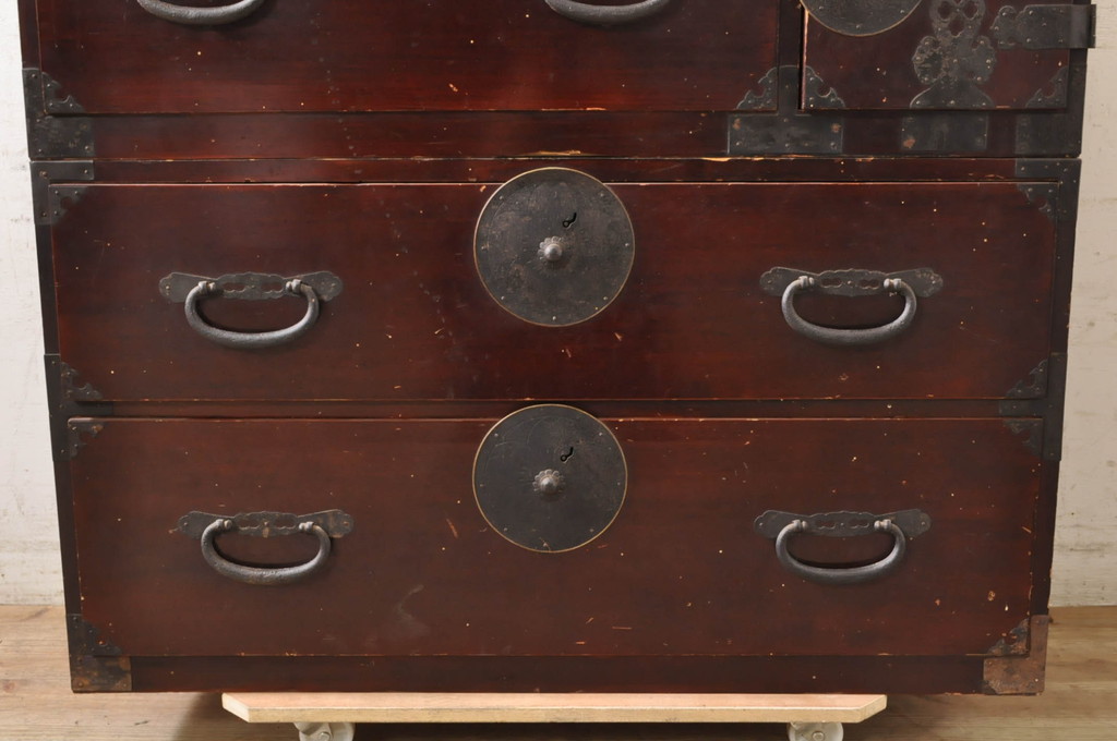 和製アンティーク　前面檜(ヒノキ)材　漆塗り　趣のある佇まいが魅力的な会津箪笥(和たんす、時代箪笥、収納箪笥、衣装箪笥、引き出し、重ねタンス)(R-071886)