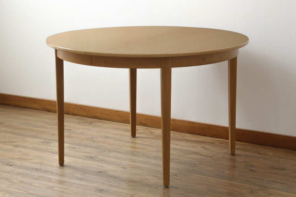デンマークビンテージ　オーク材　ナチュラルな雰囲気が魅力的なエクステンションテーブル(ラウンドテーブル、ダイニングテーブル、食卓、2人掛け、4人掛け、6人掛け、北欧、ヴィンテージ)(R-068641)