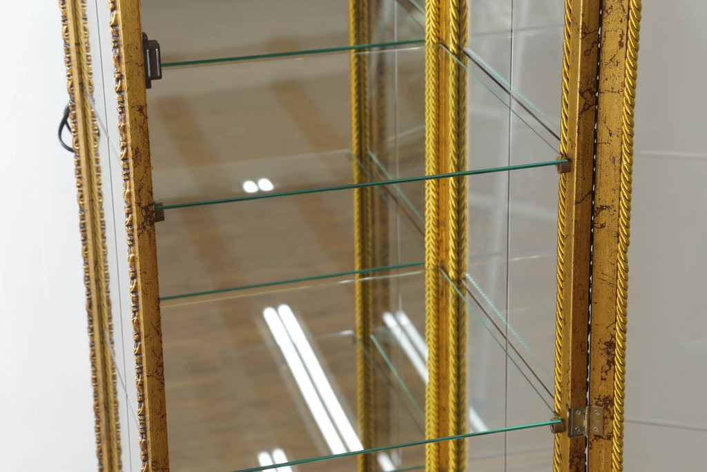 中古　美品　三面ガラス　ゴブラン織りが素敵なアンティーク調の縦型高級キュリオケース(飾り棚、ガラスケース、コレクションケース、キャビネット)(R-069993)