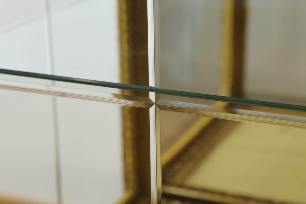 中古　美品　三面ガラス　ゴブラン織りが素敵なアンティーク調の縦型高級キュリオケース(飾り棚、ガラスケース、コレクションケース、キャビネット)(R-069993)
