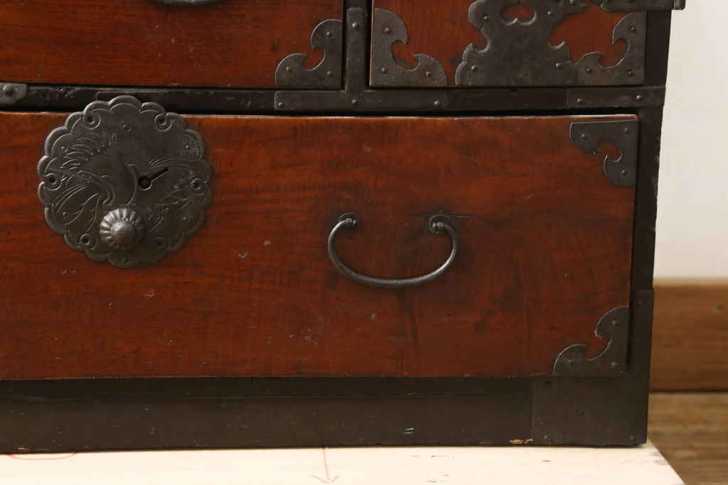和製アンティーク　前面栗材　松・竹・鶴　縁起物の金具が目を惹く小箪笥(時代箪笥、和タンス、収納たんす、小引き出し、小物収納)(R-060598)