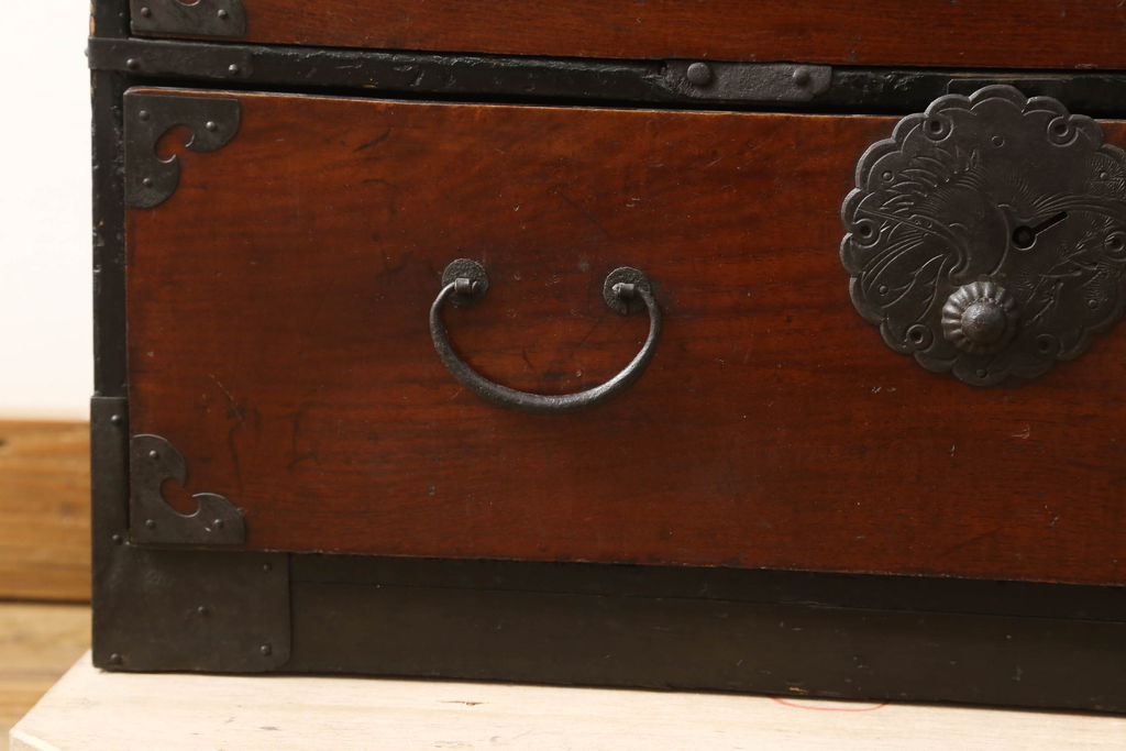 和製アンティーク　前面栗材　松・竹・鶴　縁起物の金具が目を惹く小箪笥(時代箪笥、和タンス、収納たんす、小引き出し、小物収納)(R-060598)