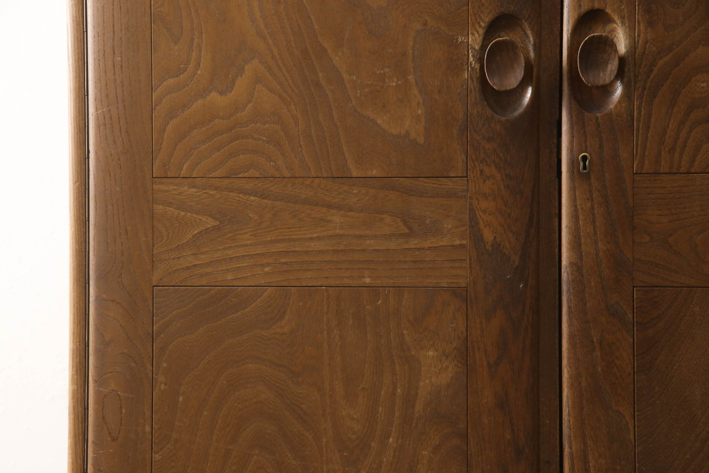 イギリスビンテージ　希少!!　ERCOL(アーコール)　美しい木目と滑らかに面取りされた扉が上品な雰囲気を醸し出すワードローブ(洋服タンス、収納棚、戸棚、キャビネット、ヴィンテージ、英国)(R-066300)