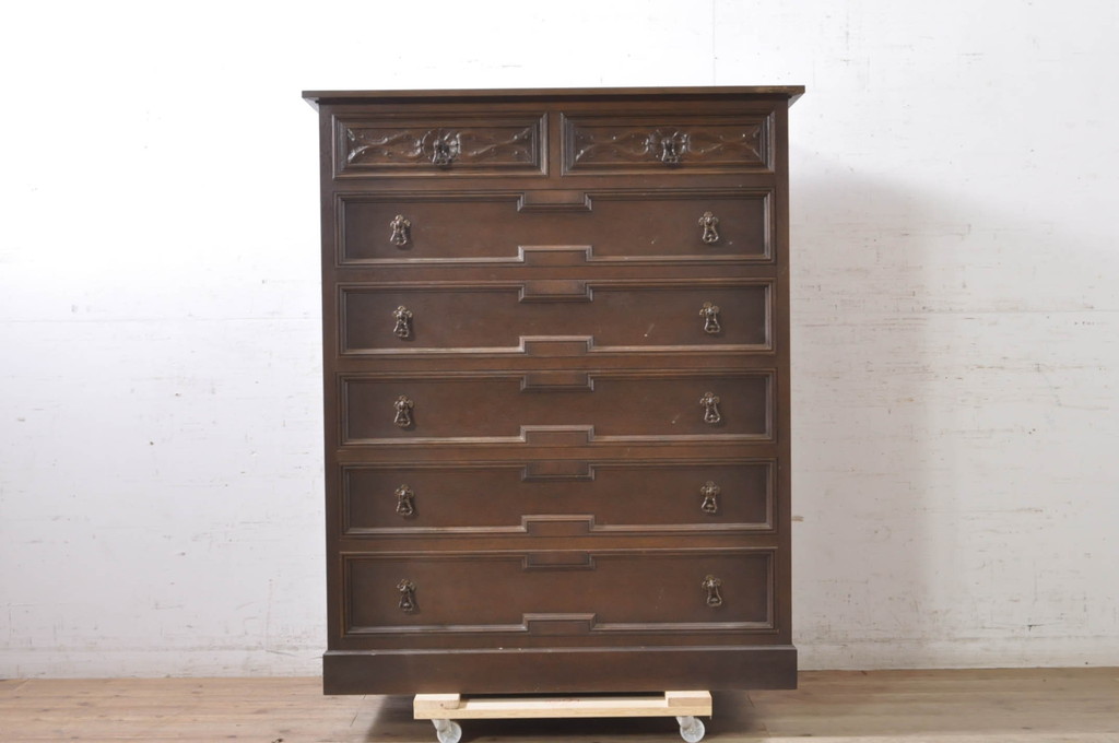 中古　美品　神戸洋家具　シックで落ち着いた佇まいが魅力の彫刻入りチェスト(引き出し、衣装箪笥、洋服タンス、整理タンス)(R-071940)