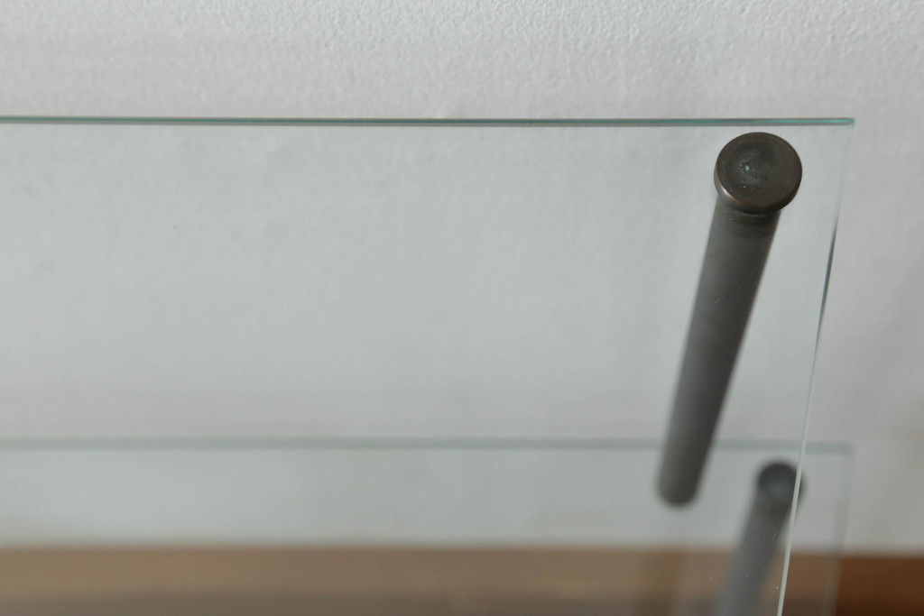 アンティーク家具　立体的なディスプレイが楽しめる真鍮フレーム・ガラス棚板の飾り棚(陳列棚、店舗什器、展示台)(R-055865)