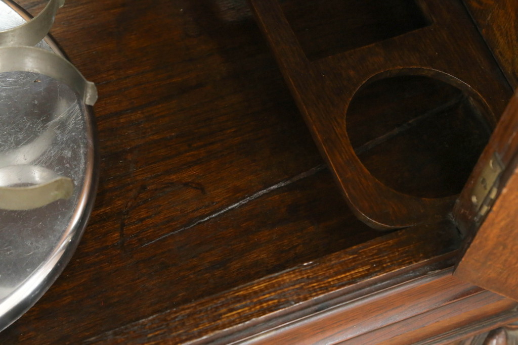 イギリスアンティーク　希少!　美品　オーク材　重厚な佇まいが魅力的なサーバーキャビネット(サイドボード、戸棚、収納棚)(R-063215)