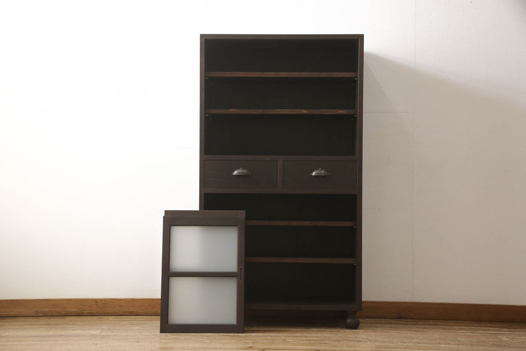 【オーダー家具実例】当店のオーダー家具を参考にご希望のサイズで戸棚を新規製作しました。丸脚をお取り付けし、上下それぞれお好みのガラスに。お色味は当店商品を参考に着色して仕上げました。(カップボード、食器棚、キャビネット、収納棚、飾り棚)