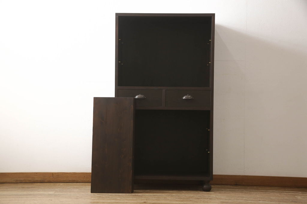 【オーダー家具実例】当店のオーダー家具を参考にご希望のサイズで戸棚を新規製作しました。丸脚をお取り付けし、上下それぞれお好みのガラスに。お色味は当店商品を参考に着色して仕上げました。(カップボード、食器棚、キャビネット、収納棚、飾り棚)