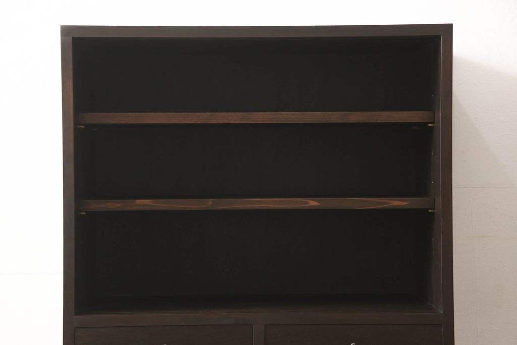 【オーダー家具実例】当店のオーダー家具を参考にご希望のサイズで戸棚を新規製作しました。丸脚をお取り付けし、上下それぞれお好みのガラスに。お色味は当店商品を参考に着色して仕上げました。(カップボード、食器棚、キャビネット、収納棚、飾り棚)