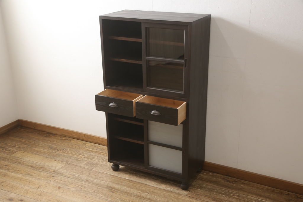 【オーダー家具実例】当店のオーダー家具を参考にご希望のサイズで戸棚を新規製作しました。丸脚をお取り付けし、上下それぞれお好みのガラスに。お色味は当店商品を参考に着色して仕上げました。(カップボード、食器棚、キャビネット、収納棚、飾り棚)