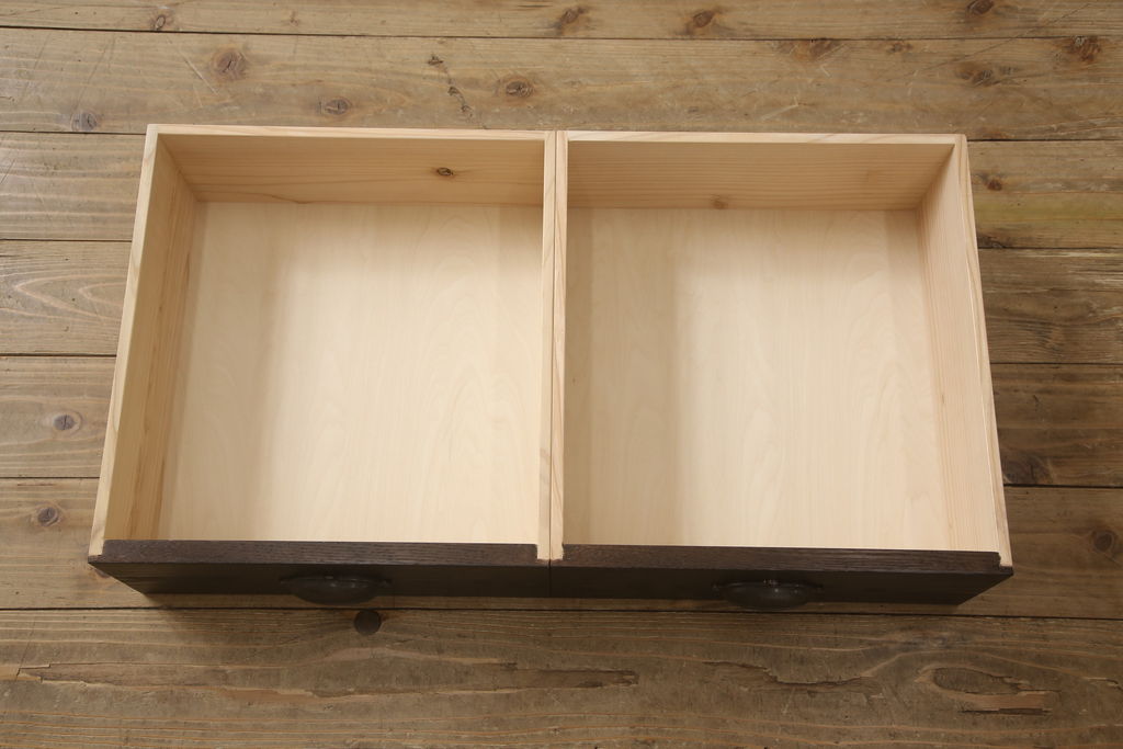 【オーダー家具実例】当店のオーダー家具を参考にご希望のサイズで戸棚を新規製作しました。丸脚をお取り付けし、上下それぞれお好みのガラスに。お色味は当店商品を参考に着色して仕上げました。(カップボード、食器棚、キャビネット、収納棚、飾り棚)