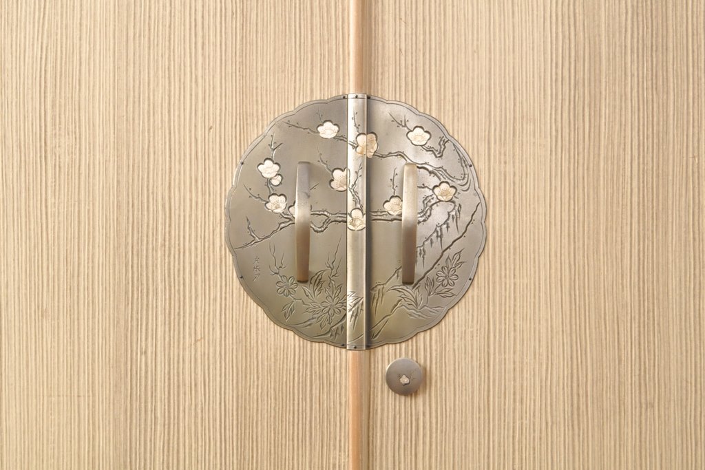 中古　伝統工芸士　田澤謙介　繊細な意匠が施された金具が上品な雰囲気を高める加茂総桐箪笥(大丸、四方丸)(桐たんす、着物箪笥、衣装タンス)(R-055870)