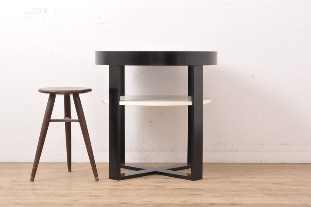 中古　特注品　モダンなデザインでスタイリッシュな空間づくりに活躍するサイドテーブル(コーヒーテーブル、ラウンドテーブル、エンドテーブル)(定価約15万円)(R-055678)
