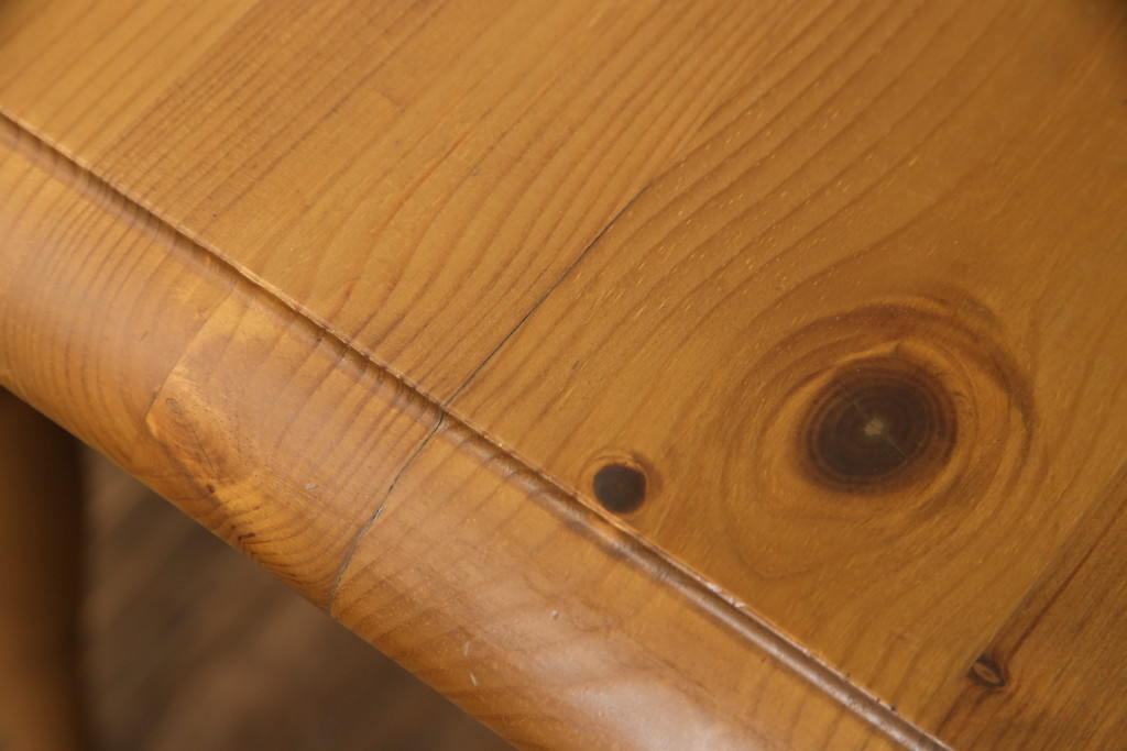 中古　美品　KOSUGA(コスガ)　PROVENCE(プロヴァンス)シリーズ　パイン材　温かみある風合いが魅力的なダイニングテーブル(作業台、食卓)(R-053465)