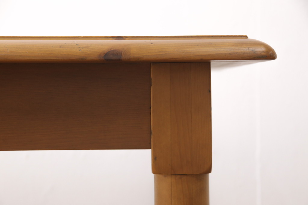 中古　美品　KOSUGA(コスガ)　PROVENCE(プロヴァンス)シリーズ　パイン材　温かみある風合いが魅力的なダイニングテーブル(作業台、食卓)(R-053465)
