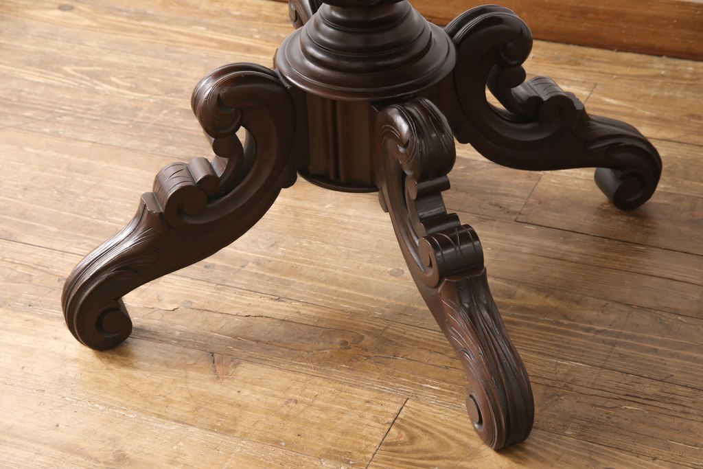 アンティーク家具　フランスアンティーク　マホガニー材　バルボスレッグ　優雅な彫りの装飾が魅力的なテーブル(ダイニングテーブル、コーヒーテーブル、カフェテーブル)(R-055470)