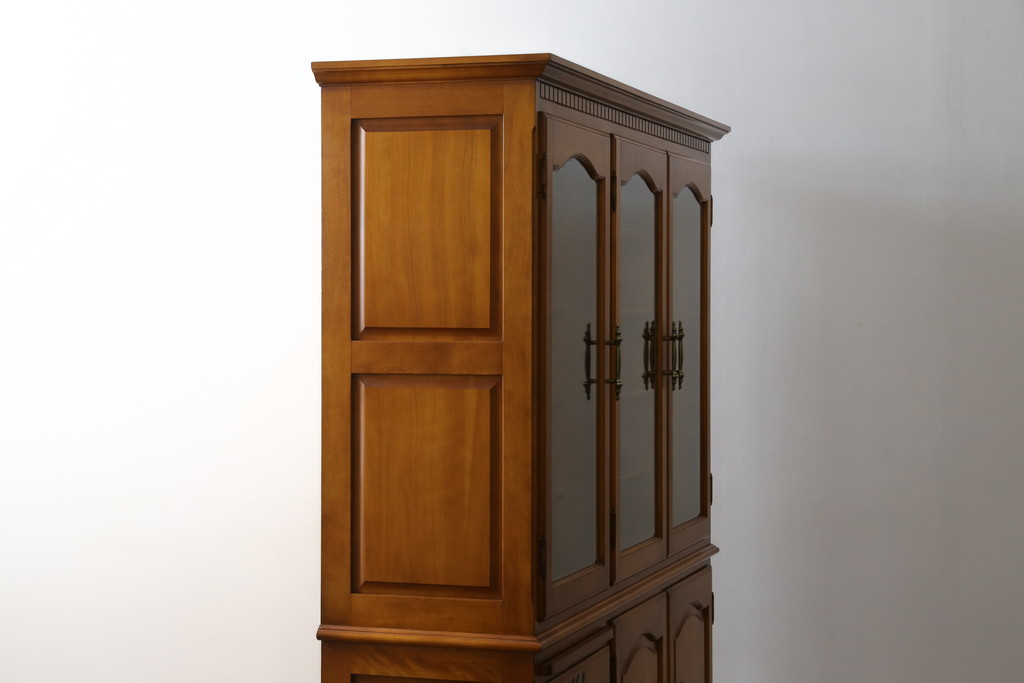 中古　美品　横浜クラシック家具　ダニエル(daniel)　アーリーアメリカンシリーズ　A-204　クラシカルな雰囲気のお部屋づくりにおすすめなチャイナキャビネット(食器棚、収納棚、戸棚、カップボード)(R-072825)