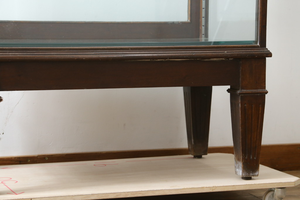 イギリスアンティーク　Dudley&Co.Ltd.　HOLLOWAY.LONDON.　N.7.　マホガニー材　落ち着きのある佇まいが上品な縦型ガラスケース(ショーケース、Gケース、陳列棚、飾り棚、コレクションケース、キャビネット、店舗什器、英国)(R-079728)