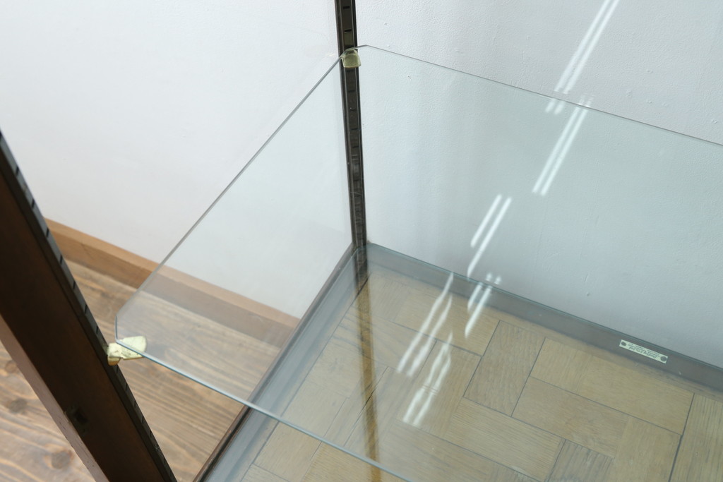 イギリスアンティーク　Dudley&Co.Ltd.　HOLLOWAY.LONDON.　N.7.　マホガニー材　落ち着きのある佇まいが上品な縦型ガラスケース(ショーケース、Gケース、陳列棚、飾り棚、コレクションケース、キャビネット、店舗什器、英国)(R-079728)