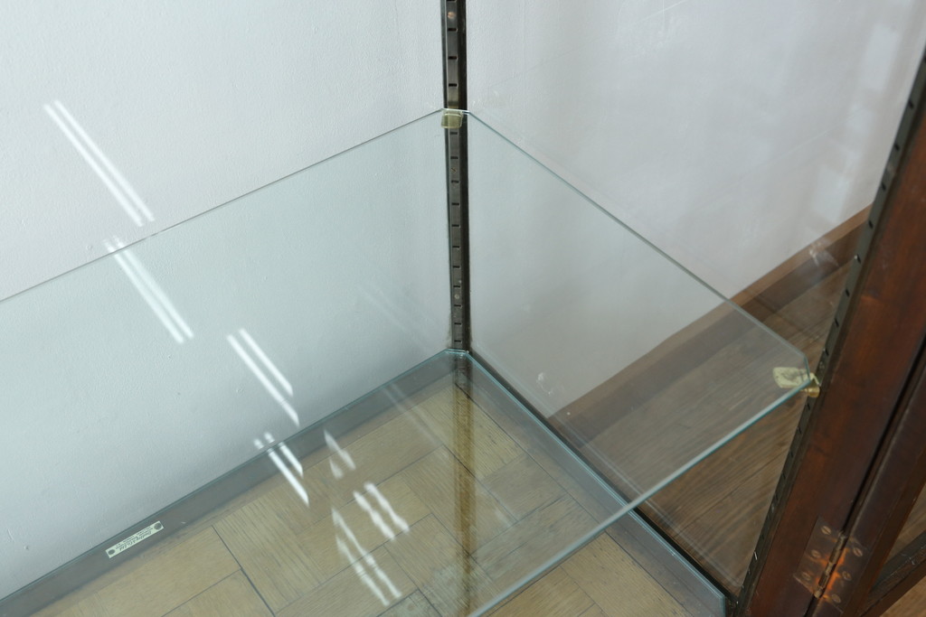 イギリスアンティーク　Dudley&Co.Ltd.　HOLLOWAY.LONDON.　N.7.　マホガニー材　落ち着きのある佇まいが上品な縦型ガラスケース(ショーケース、Gケース、陳列棚、飾り棚、コレクションケース、キャビネット、店舗什器、英国)(R-079728)