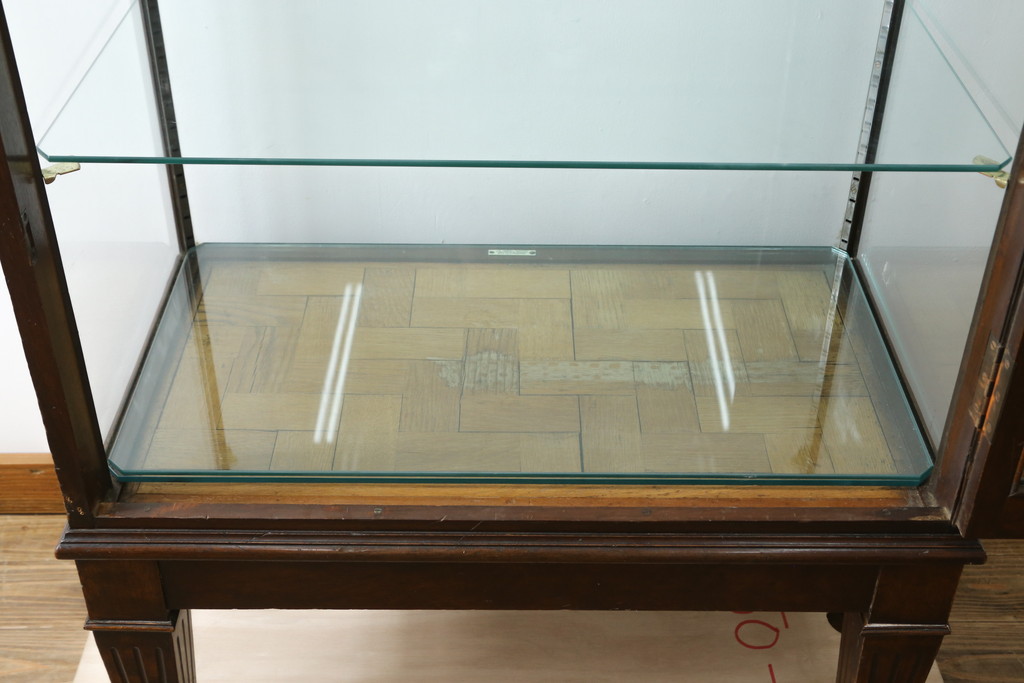イギリスアンティーク　Dudley&Co.Ltd.　HOLLOWAY.LONDON.　N.7.　マホガニー材　落ち着きのある佇まいが上品な縦型ガラスケース(ショーケース、Gケース、陳列棚、飾り棚、コレクションケース、キャビネット、店舗什器、英国)(R-079728)