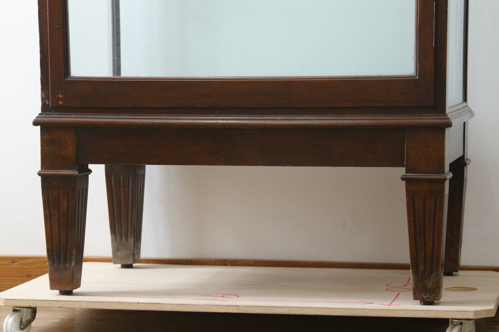 イギリスアンティーク　Dudley&Co.Ltd.　HOLLOWAY.LONDON.　N.7.　マホガニー材　落ち着きのある佇まいが上品な縦型ガラスケース(ショーケース、Gケース、陳列棚、飾り棚、コレクションケース、キャビネット、店舗什器、英国)(R-079728)