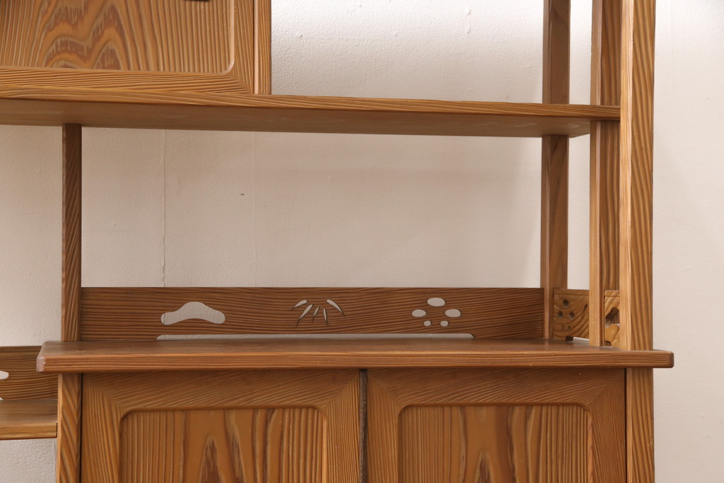 中古　美品　高級杉材　品のある佇まいが目を引く飾り棚(茶棚、戸棚)(R-055903)