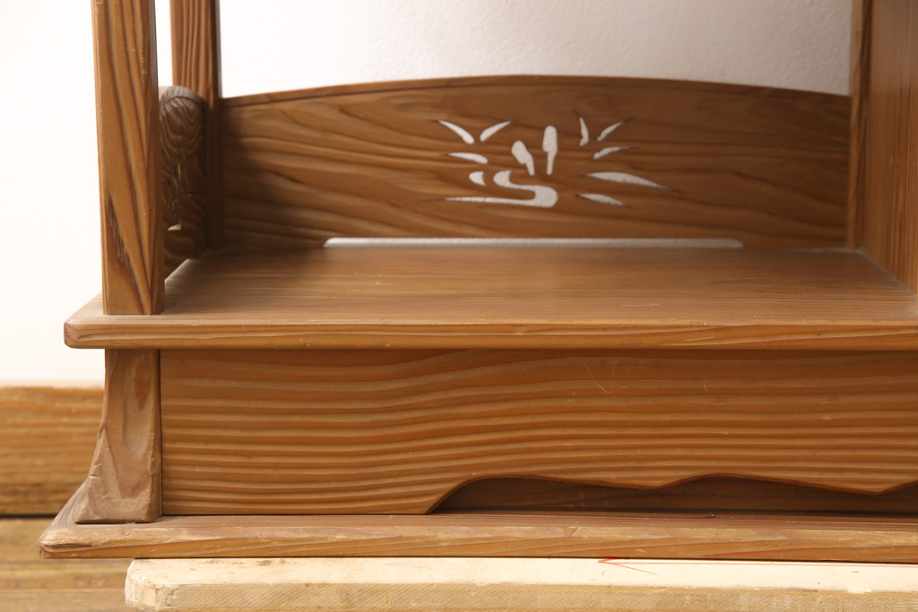 中古　美品　高級杉材　品のある佇まいが目を引く飾り棚(茶棚、戸棚)(R-055903)