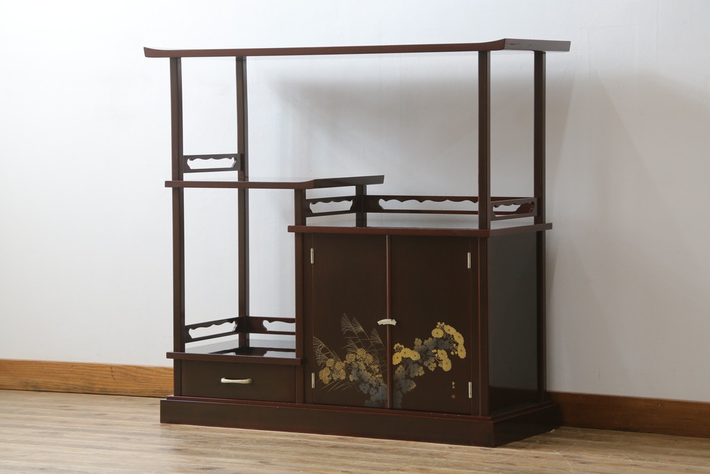 中古　美品　輪島塗り　芳山銘　草花の蒔絵が雅やかな飾り棚(茶棚、収納棚、戸棚)(R-051710)