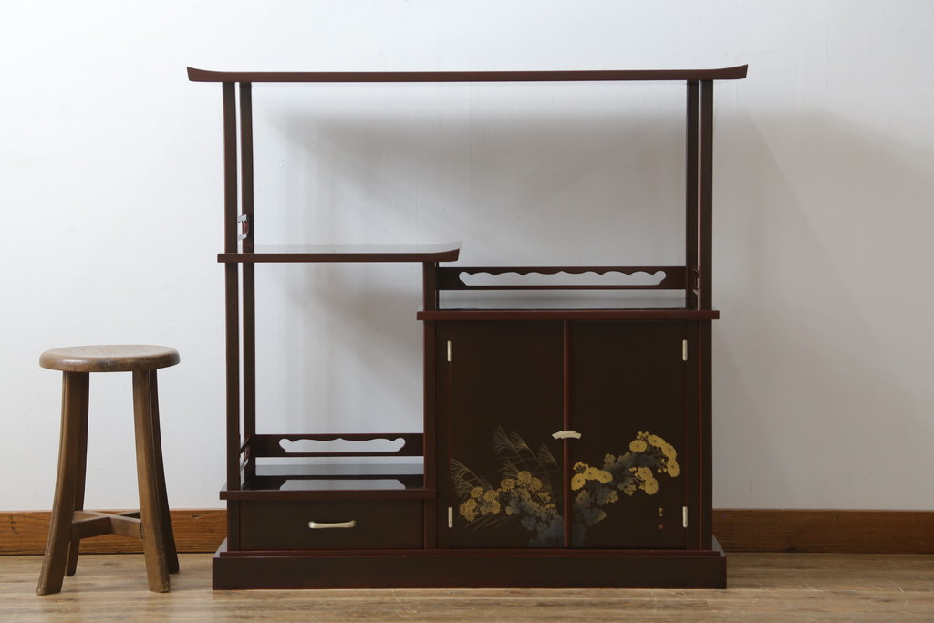 中古　美品　輪島塗り　芳山銘　草花の蒔絵が雅やかな飾り棚(茶棚、収納棚、戸棚)(R-051710)