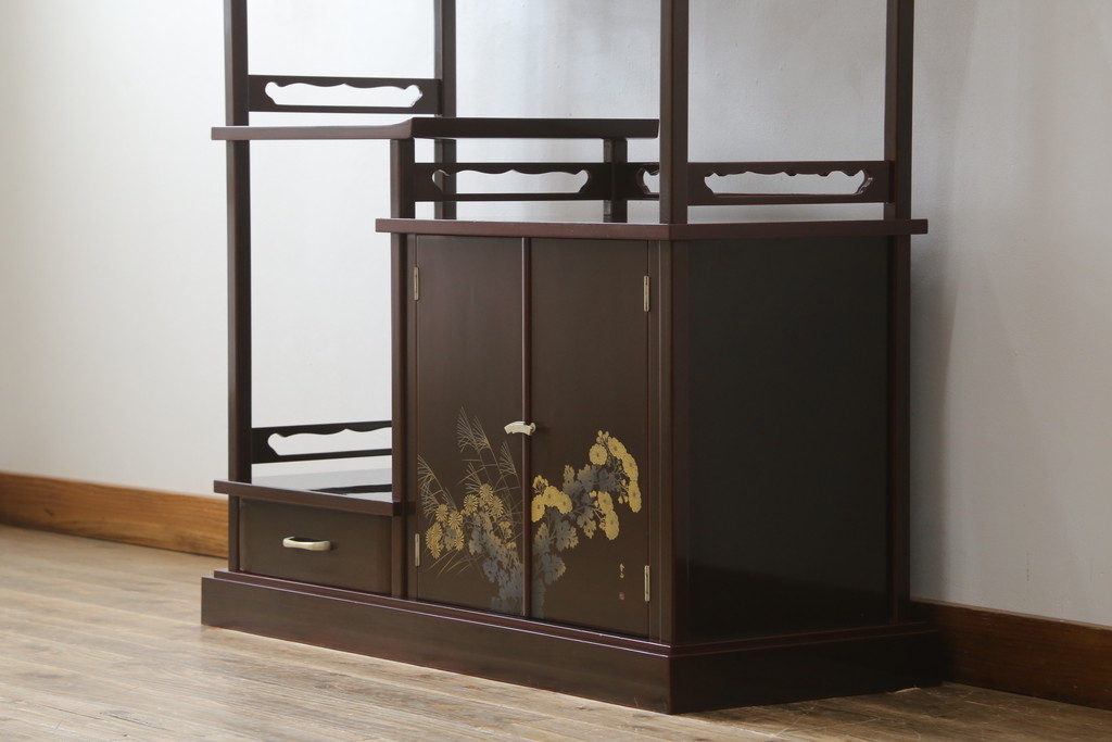 中古　美品　輪島塗り　芳山銘　草花の蒔絵が雅やかな飾り棚(茶棚、収納棚、戸棚)(R-051710)