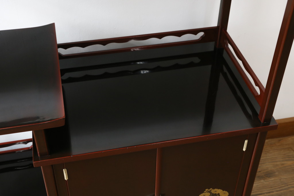 中古　美品　輪島塗り　芳山銘　草花の蒔絵が雅やかな飾り棚(茶棚、収納棚、戸棚)(R-051710)
