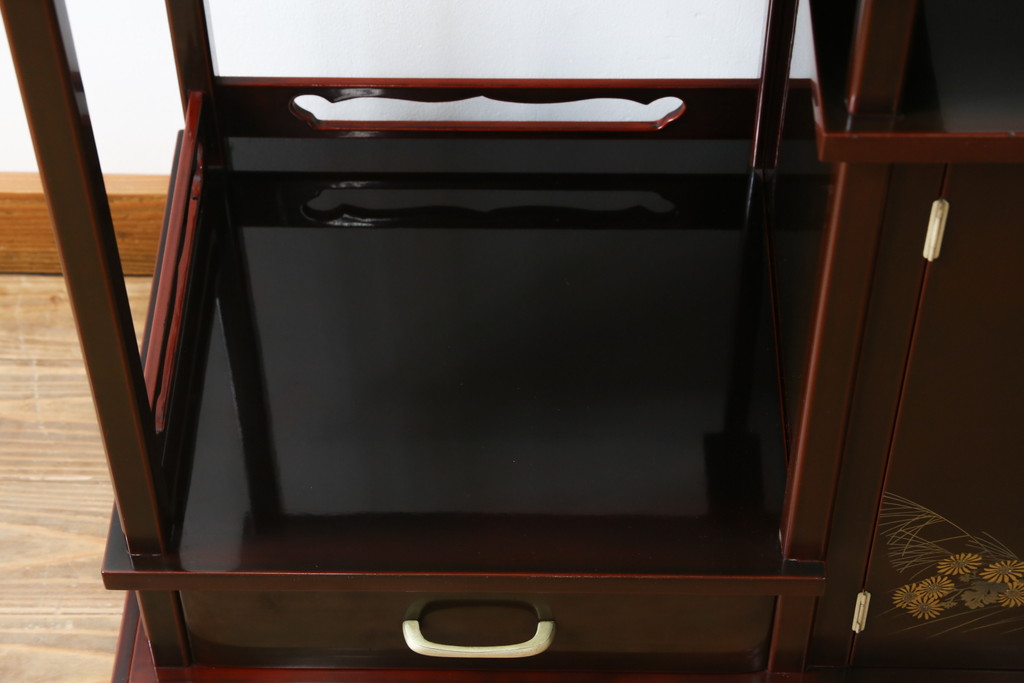 中古　美品　輪島塗り　芳山銘　草花の蒔絵が雅やかな飾り棚(茶棚、収納棚、戸棚)(R-051710)
