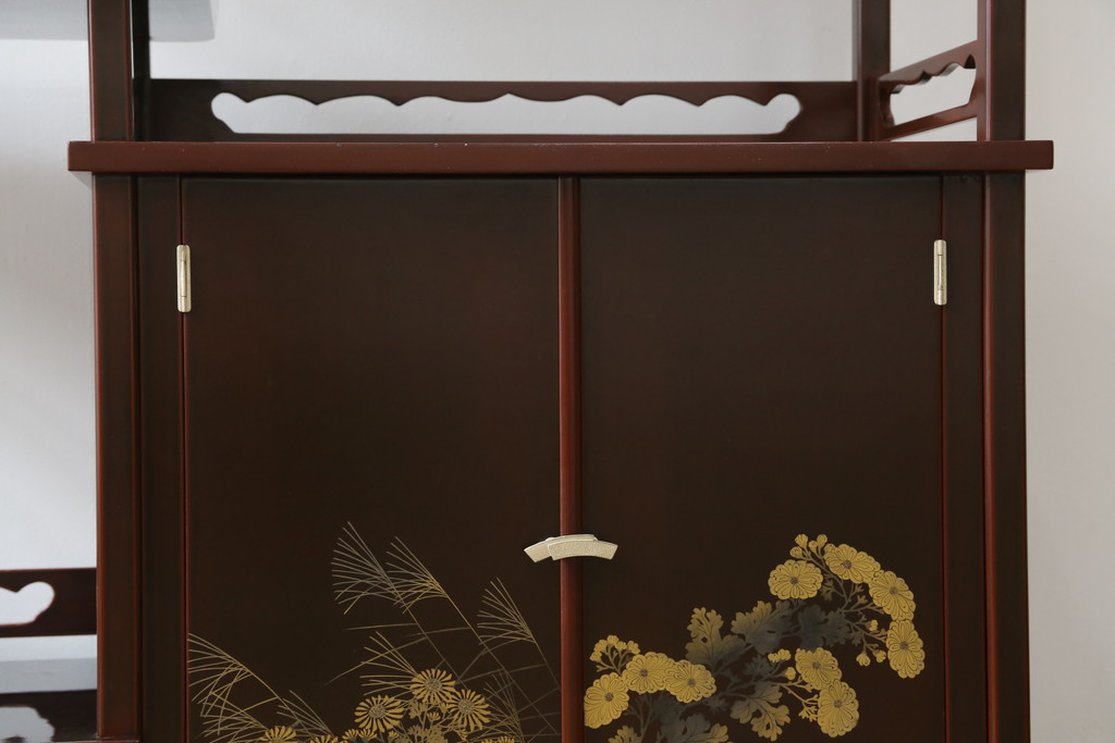 中古　美品　輪島塗り　芳山銘　草花の蒔絵が雅やかな飾り棚(茶棚、収納棚、戸棚)(R-051710)