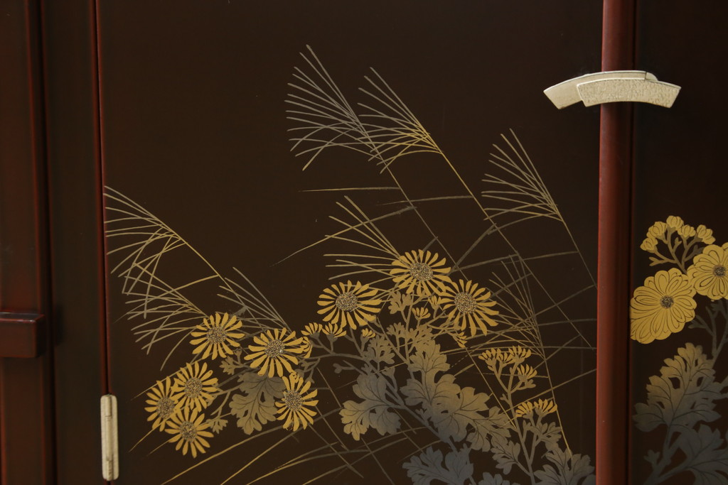 中古　美品　輪島塗り　芳山銘　草花の蒔絵が雅やかな飾り棚(茶棚、収納棚、戸棚)(R-051710)