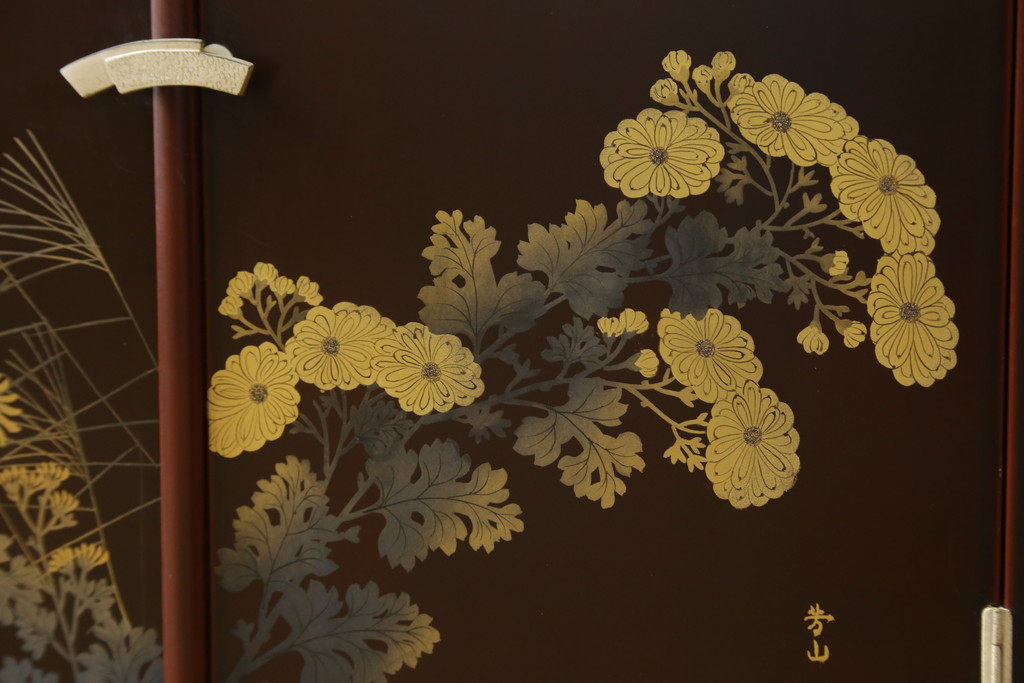 中古　美品　輪島塗り　芳山銘　草花の蒔絵が雅やかな飾り棚(茶棚、収納棚、戸棚)(R-051710)