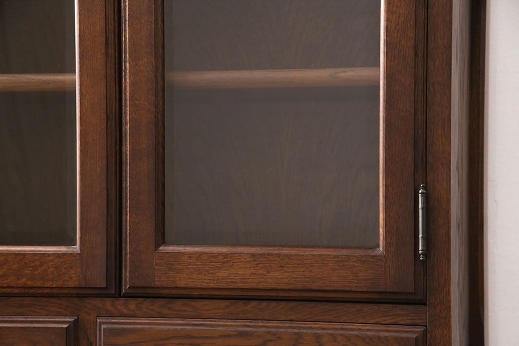 ヴィンテージ家具　インテリアえぞ(EZO)製　えぞ民芸　ナラ材　扉の凝ったつくりが魅力的な上手物のカップボード(食器棚、収納棚、キャビネット、陳列棚、ビンテージ)(R-050574)