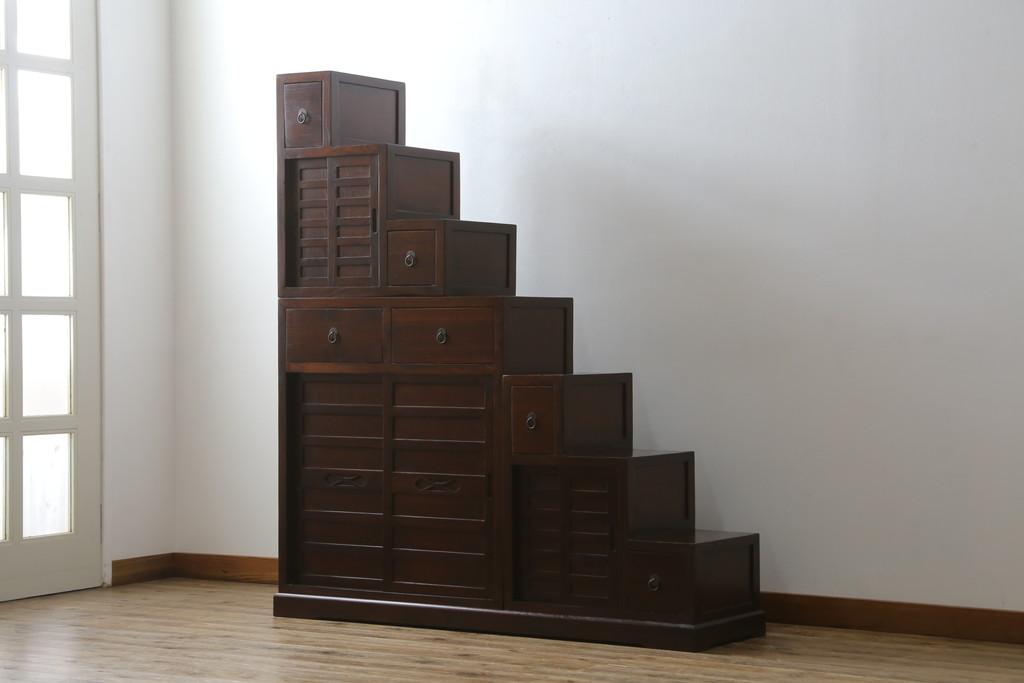 中古　美品　和の空間作りにおすすめの両面使いできる4分割階段箪笥(和箪笥、和タンス、収納箪笥)(R-078618)