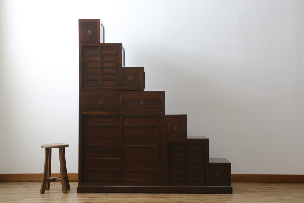 中古　美品　和の空間作りにおすすめの両面使いできる4分割階段箪笥(和箪笥、和タンス、収納箪笥)(R-078618)