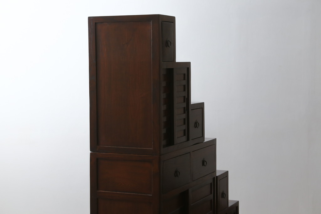 中古　美品　和の空間作りにおすすめの両面使いできる4分割階段箪笥(和箪笥、和タンス、収納箪笥)(R-078618)