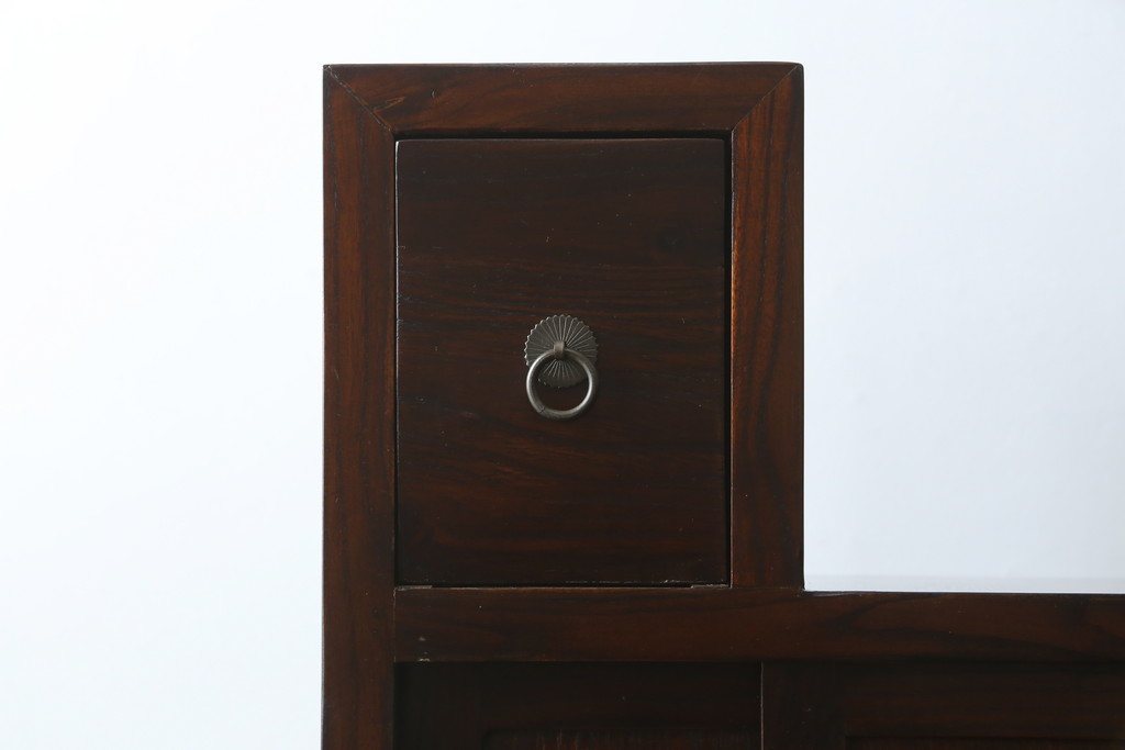 中古　美品　和の空間作りにおすすめの両面使いできる4分割階段箪笥(和箪笥、和タンス、収納箪笥)(R-078618)