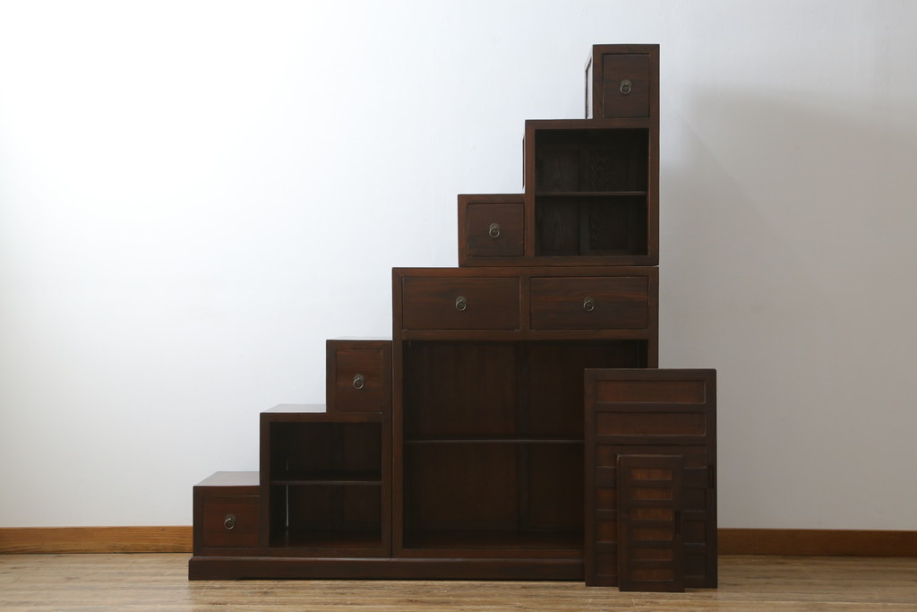 中古　美品　和の空間作りにおすすめの両面使いできる4分割階段箪笥(和箪笥、和タンス、収納箪笥)(R-078618)