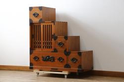 中古　美品　ニレ材　両面使いで場所を選ばずにお部屋づくりを楽しめる小振りな階段箪笥(和たんす、収納タンス、戸棚、引き出し)(R-079267)