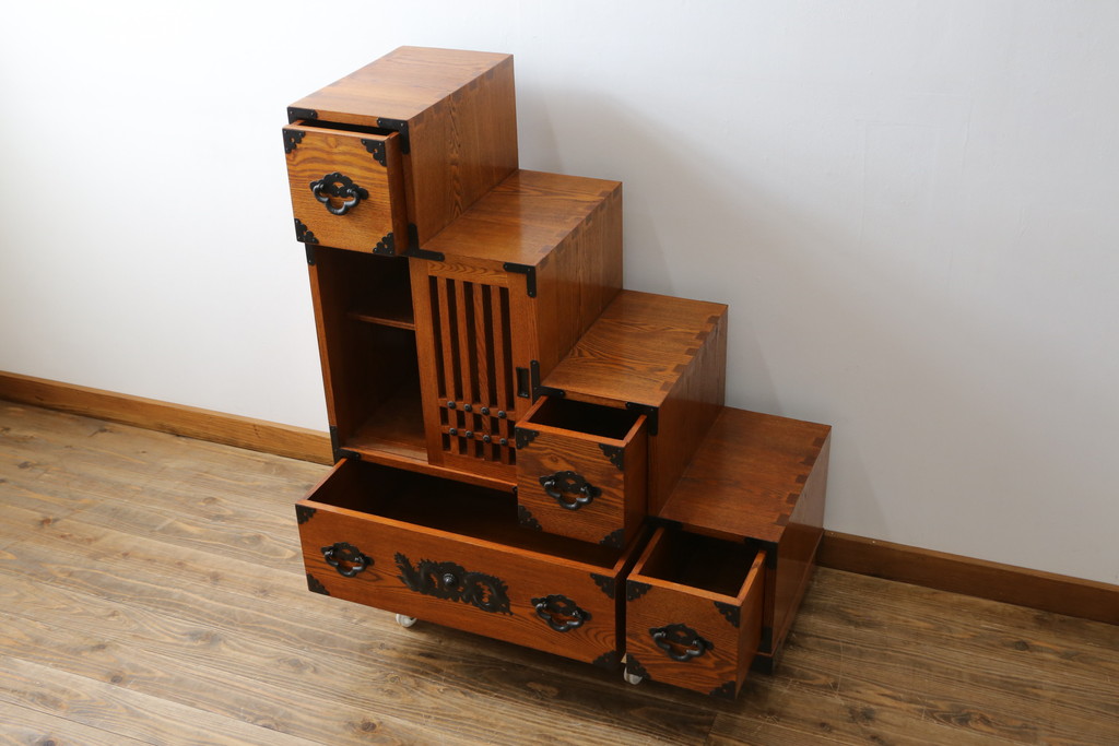 中古　美品　ニレ材　両面使いで場所を選ばずにお部屋づくりを楽しめる小振りな階段箪笥(和たんす、収納タンス、戸棚、引き出し)(R-079267)