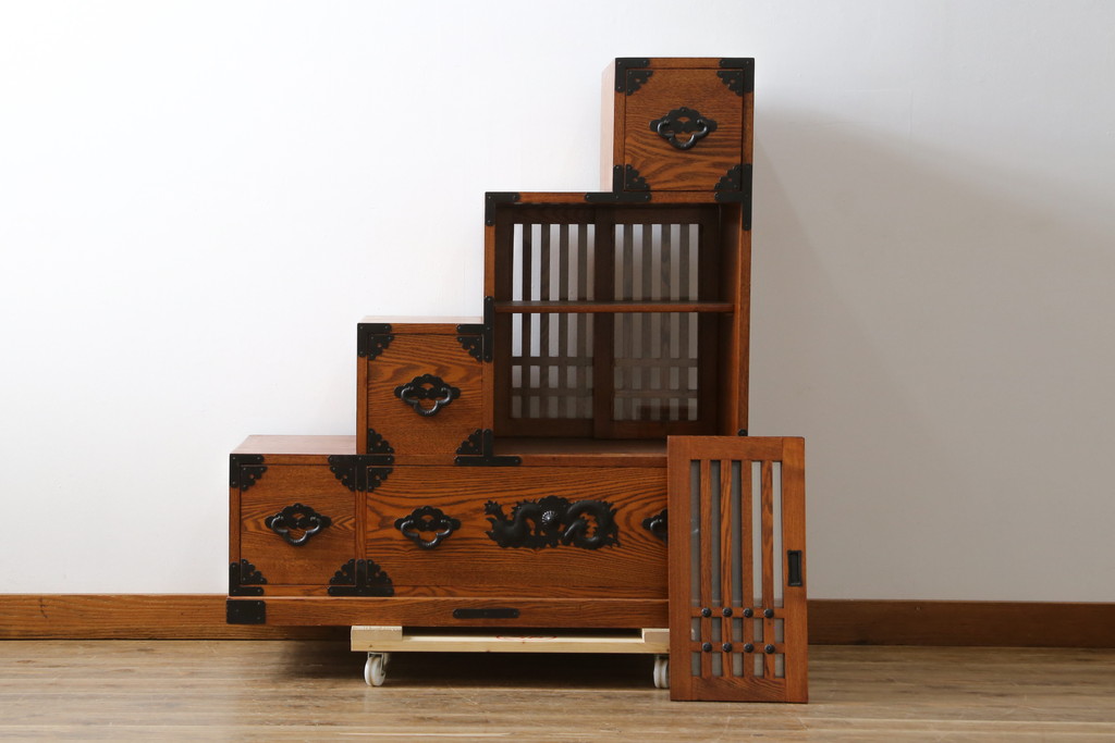 中古　美品　ニレ材　両面使いで場所を選ばずにお部屋づくりを楽しめる小振りな階段箪笥(和たんす、収納タンス、戸棚、引き出し)(R-079267)