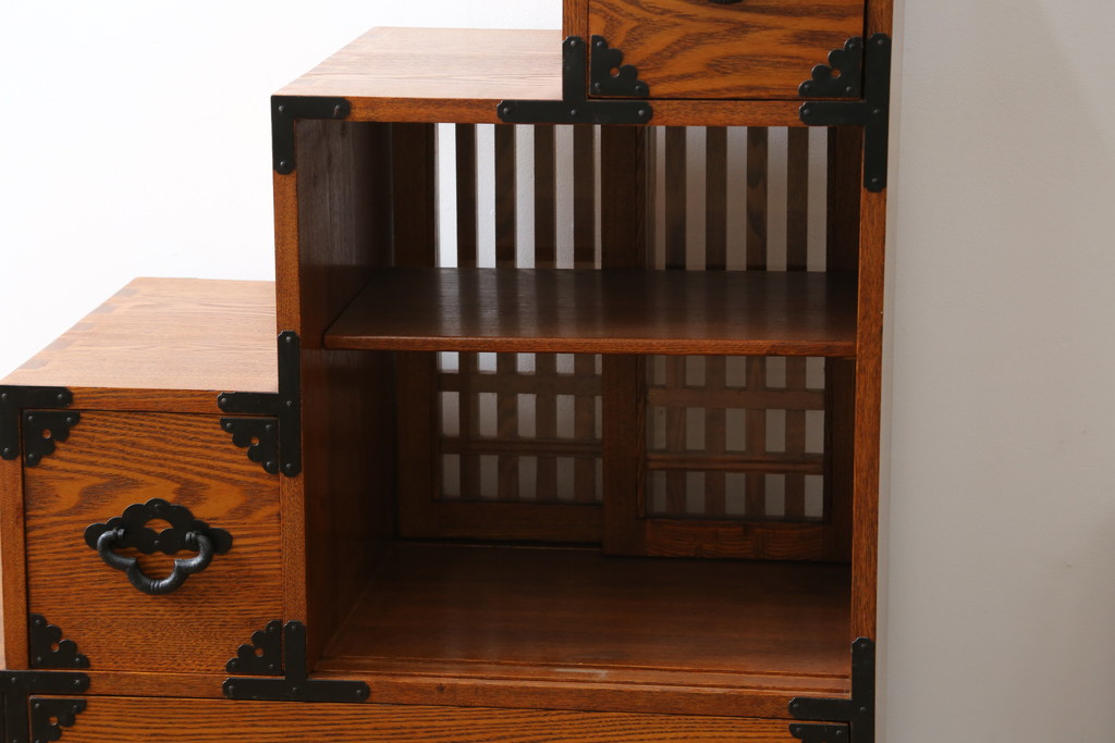 中古　美品　ニレ材　両面使いで場所を選ばずにお部屋づくりを楽しめる小振りな階段箪笥(和たんす、収納タンス、戸棚、引き出し)(R-079267)