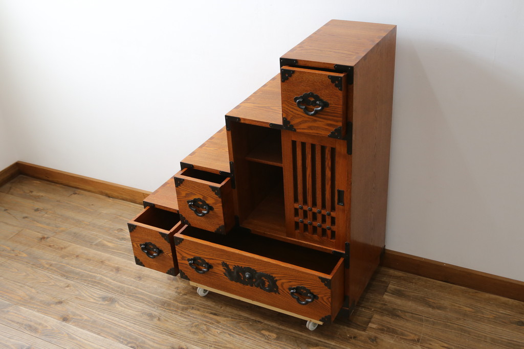 中古　美品　ニレ材　両面使いで場所を選ばずにお部屋づくりを楽しめる小振りな階段箪笥(和たんす、収納タンス、戸棚、引き出し)(R-079267)